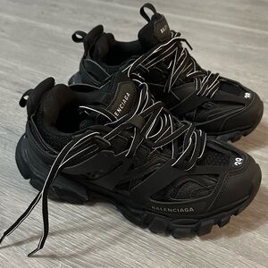 Balenciaga Truck Black chunky sneakers – athletic style